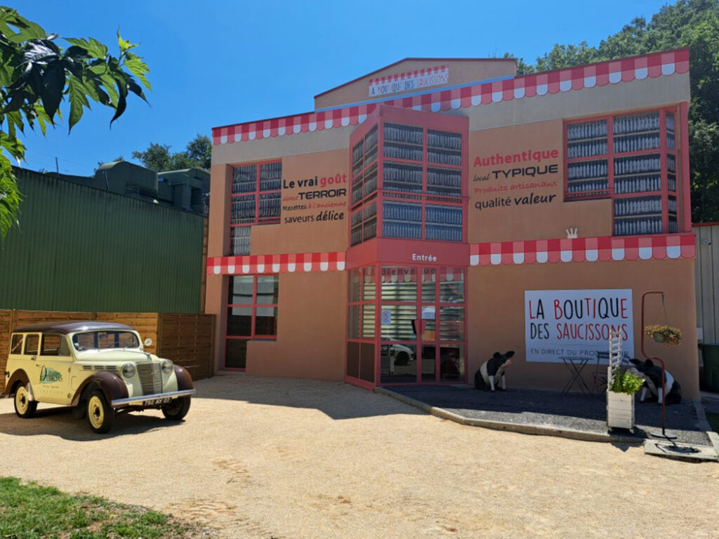 Rénovation d'une ancienne caserne de pompiers par Studio Vesta, transformée en boutique avec une façade aux couleurs de la marque et une décoration incluant un véhicule vintage.