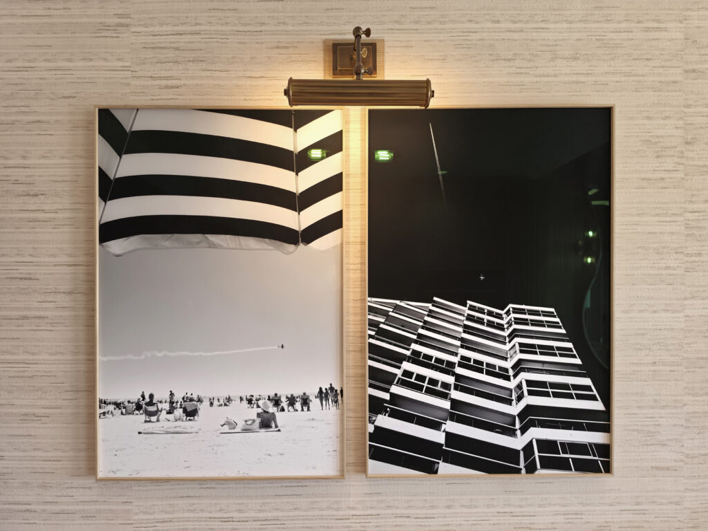 Duo de photographies d'art contemporaines en noir et blanc par Yann Lecomte, éclairé par une liseuse en laiton sur mur texturé.