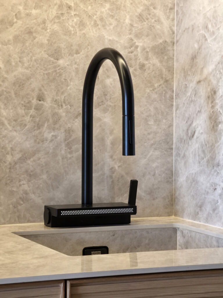 Robinetterie de cuisine contemporaine noire mate d'exception sur évier en marbre sous plan Franke.